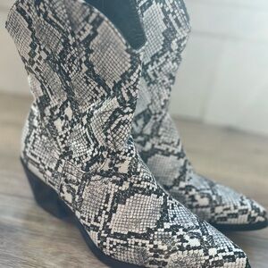Women's Snakeskin Western Ankle Boots size 7 (37)